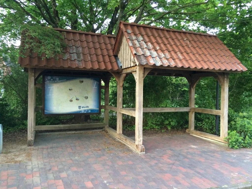 2022-04-25Ortstafel-und-Wartehaus-Mittel